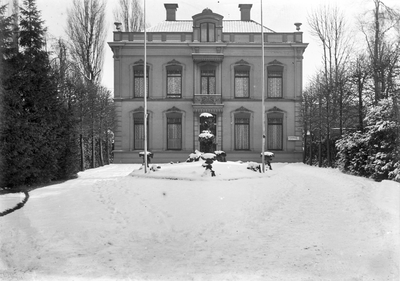 63063 Gezicht op de voorgevel van het huis Maliebaan 89 (Oranjelust) te Utrecht, met een besneeuwd voorplein.